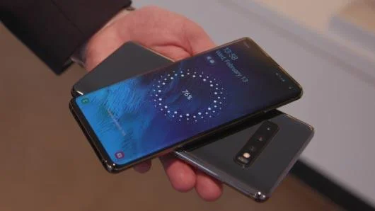 Hur man trådlöst laddar en annan enhet på Samsung Galaxy S10
