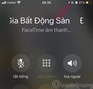 Vad är den orange pricken och den gröna pricken i hörnet av iPhone-skärmen?