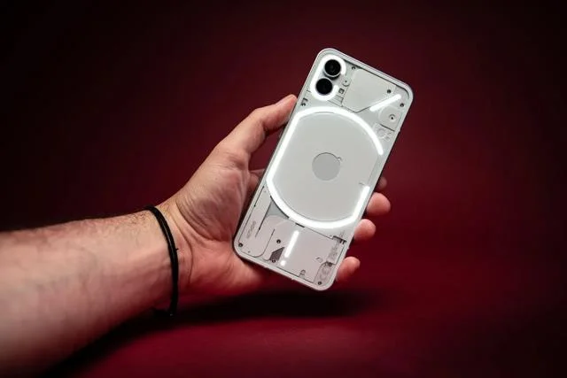 Lär dig om ingenting Telefon 1: Telefonen har en unik design