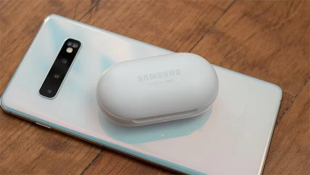 Hur man trådlöst laddar en annan enhet på Samsung Galaxy S10